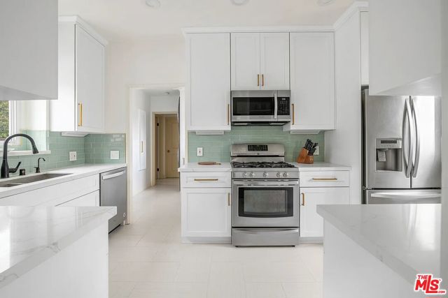 3691 Aureola Boulevard, View Park CA: https://media.crmls.org/mediaz/63f5f2bc-f9eb-4d7d-af7a-ec172621daea.jpg