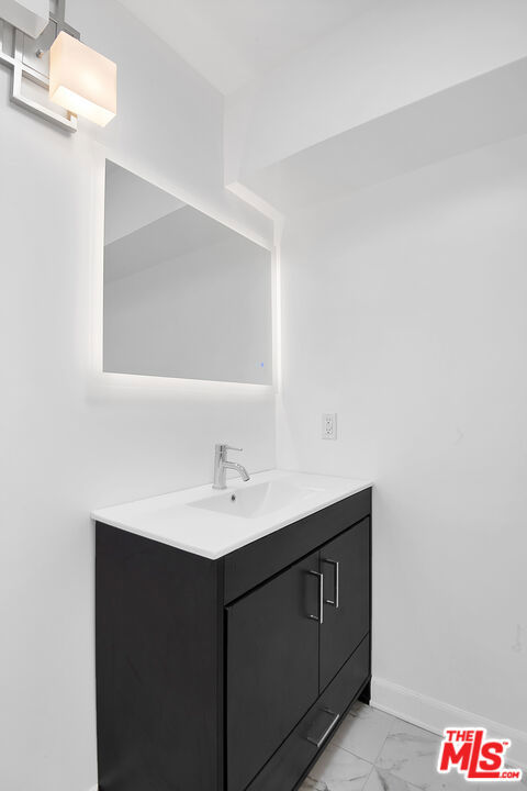 https://media.crmls.org/mediaz/63f5fb64-407d-4f0f-b275-3d59d9c2b407.jpg?preset=X-Large