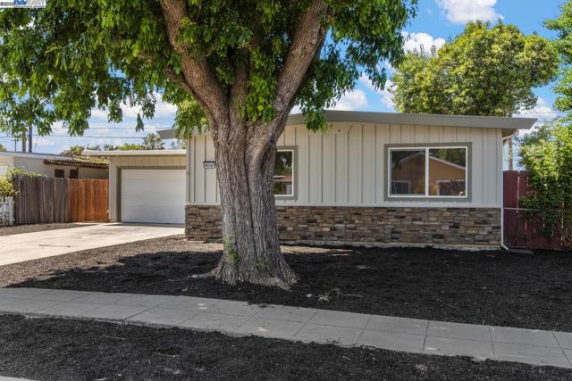 40167 Barbara St, Fremont CA: https://media.crmls.org/mediaz/63f6c0ee-50e0-4c7d-8bf7-3f1971a93d66.jpg