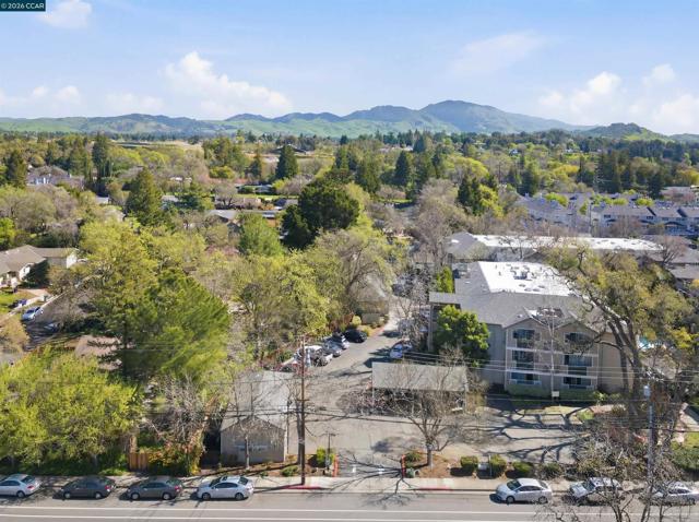 2560 Oak Rd, Walnut Creek CA: https://media.crmls.org/mediaz/63f7bea6-ce81-446b-bffa-d454b2f97716.jpg