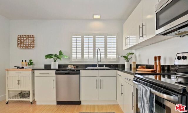 6624 Springpark Avenue, Los Angeles CA: https://media.crmls.org/mediaz/63f7eebe-642c-43a0-9ad5-77d3970cb9f8.jpg