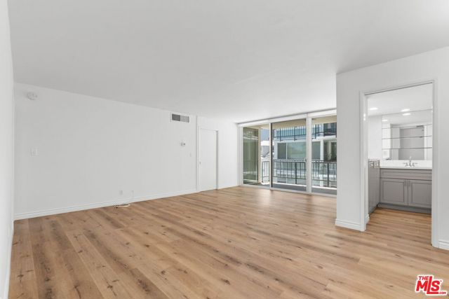 9950 Durant Drive, Beverly Hills CA: https://media.crmls.org/mediaz/63f8f1eb-f3ee-483c-ade3-d0df582836a9.jpg