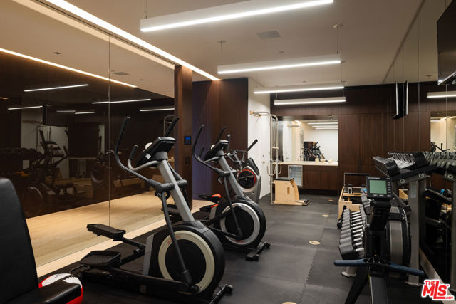 1305 Collingwood Place, Los Angeles CA: https://media.crmls.org/mediaz/63f937a1-59a2-49a5-b2d8-b55e4b4956cb.jpg