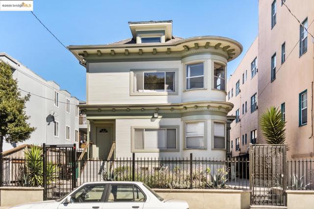548 37th St, Oakland CA: https://media.crmls.org/mediaz/63f93818-f60e-4b4b-a7d1-55d2a1f4c2bb.jpg