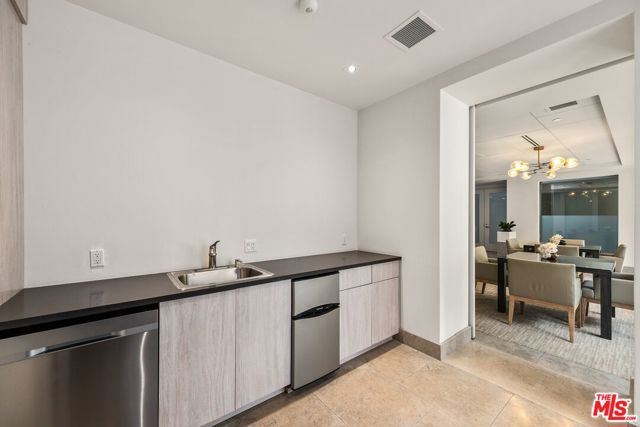 1440 Veteran Avenue, Los Angeles CA: https://media.crmls.org/mediaz/63f9612c-ed4e-4234-97d1-9ea2cf69a46f.jpg