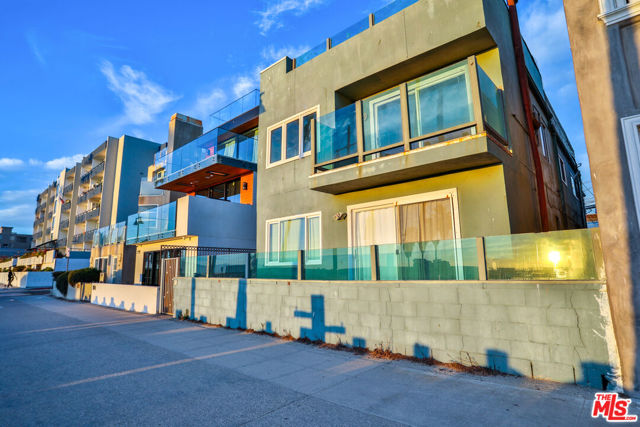 2207 Ocean Front Walk, Venice CA: https://media.crmls.org/mediaz/63f99950-2c56-4900-951a-77b5a88e9130.jpg