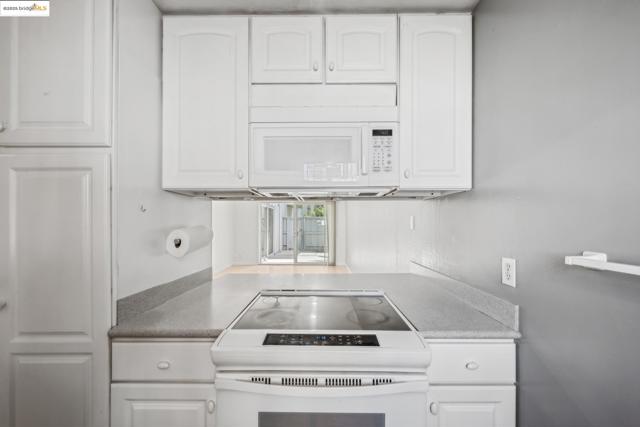 325 Kitty Hawk Rd, Alameda CA: https://media.crmls.org/mediaz/63f9c7a1-cfb1-4a00-a84c-34517c0b7cc4.jpg