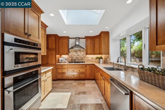 3159 Lucas Dr, Lafayette CA: https://media.crmls.org/mediaz/63f9e3b1-78ca-4856-8fc1-0bbc3e274c62.jpg