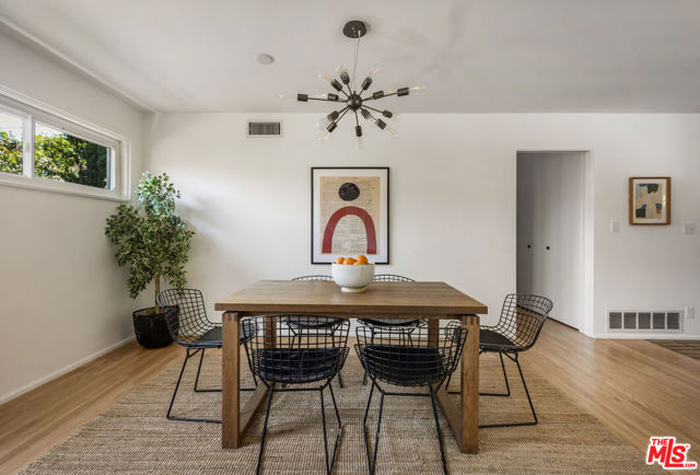 1943 Coolidge Avenue, Altadena CA: https://media.crmls.org/mediaz/63fbe483-462a-4c22-8552-e68c79974dd2.jpg