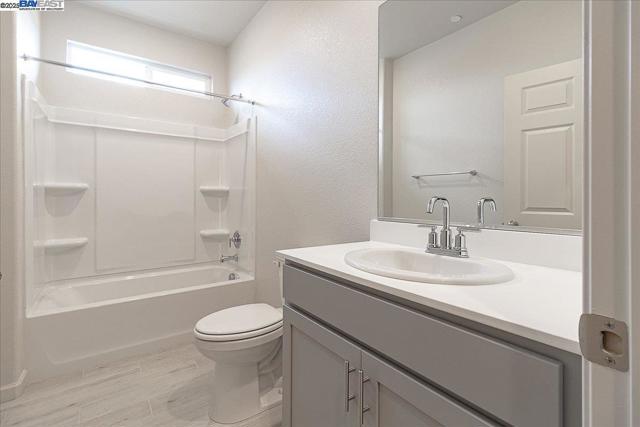 1710 Yukon Territory Ave, Manteca CA: https://media.crmls.org/mediaz/63fc3547-4917-4cb6-8688-d4022c4a48b1.jpg
