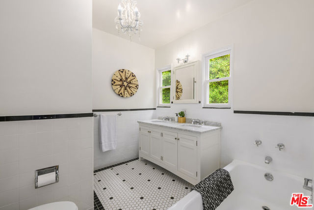 5919 Tuxedo Terrace, Los Angeles CA: https://media.crmls.org/mediaz/63fc4613-5e0b-44c2-b14e-88deb922c376.jpg