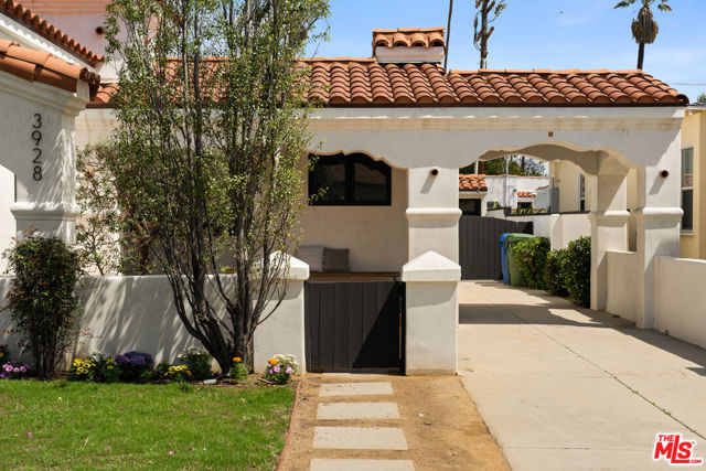 3928 S Bronson Avenue, Los Angeles CA: https://media.crmls.org/mediaz/63fdc24f-eef9-4742-9256-3b56b1324674.jpg