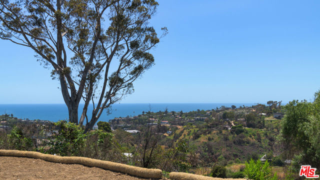 729 Enchanted Way, Pacific Palisades CA: https://media.crmls.org/mediaz/63fdef07-2409-49e0-aaef-2fd5f7a03301.jpg