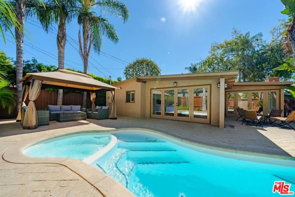 11331 Isleta Street — Contemporary