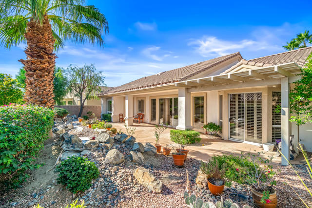 35882 Royal Sage Court, Palm Desert CA: https://media.crmls.org/mediaz/63ff25f9-6d70-40b6-bdbe-0acf415da786.jpg
