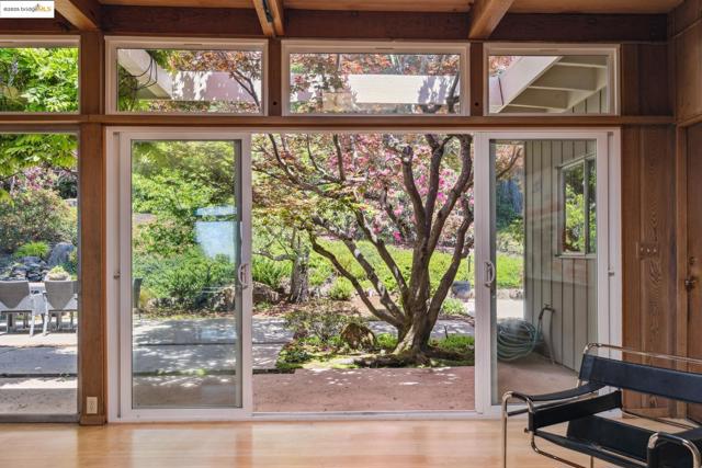 1 Garden Dr, Kensington CA: https://media.crmls.org/mediaz/63ff518b-c4e3-4552-89ad-61b0033808c5.jpg
