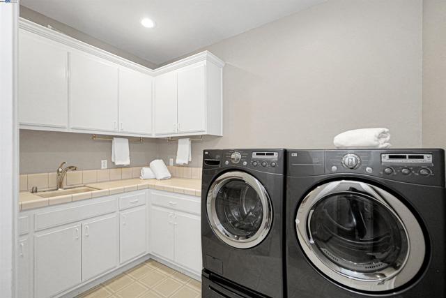 964 Piemonte Dr, Pleasanton CA: https://media.crmls.org/mediaz/63fffdf6-ac5d-4387-937a-1d3bd74ca22a.jpg