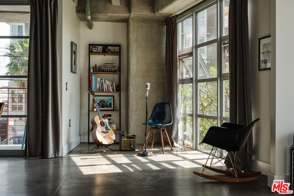 https://media.crmls.org/mediaz/6400349d-cf3b-457c-9360-4137248553eb.jpg?preset=X-Large