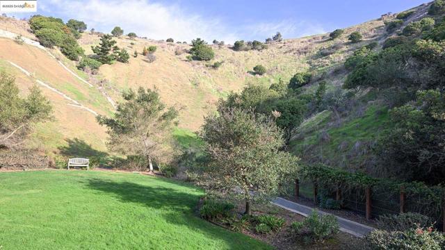 1400 Pinnacle Ct, Richmond CA: https://media.crmls.org/mediaz/6400976e-eea8-4407-8255-9d2d9d0a8f4d.jpg