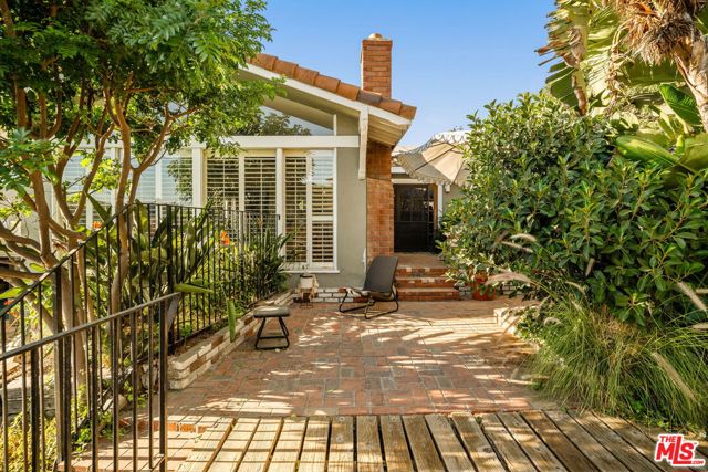 4748 Round Top Drive, Los Angeles CA: https://media.crmls.org/mediaz/6400eb33-017d-4eca-8a43-f5dbea582f18.jpg