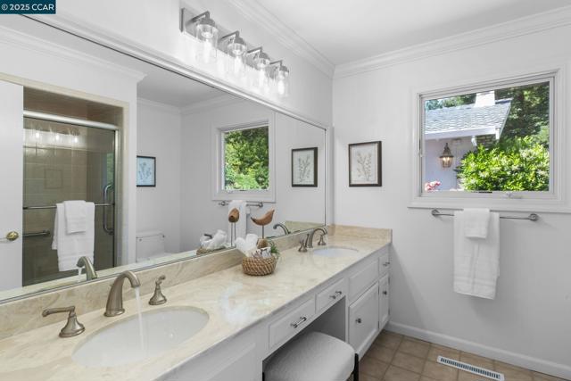 120 Heritage Oaks Pl, Alamo CA: https://media.crmls.org/mediaz/64016127-b7ee-449a-841f-0b6b6492e920.jpg