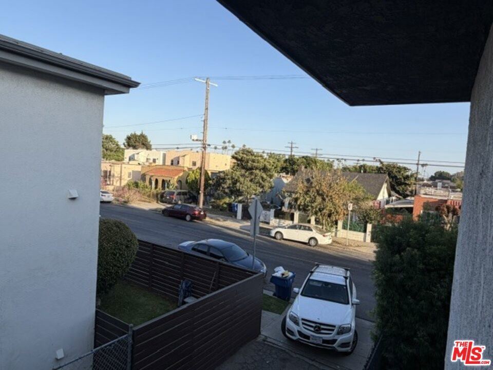 https://media.crmls.org/mediaz/6402b82c-ff81-4426-bc24-7970d00180a6.jpg?preset=X-Large