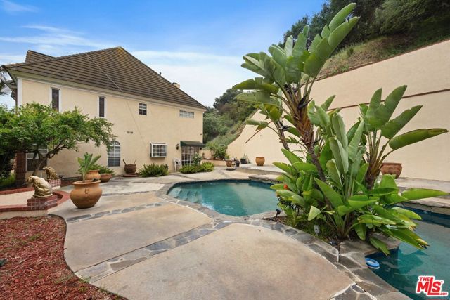 2431 Benedict Canyon Drive, Beverly Hills CA: https://media.crmls.org/mediaz/6402c9cf-9389-4233-a604-0d37b9589767.jpg