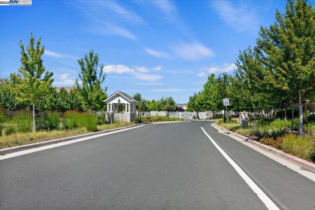 5352 Guenoc Valley Ln, Antioch CA: https://media.crmls.org/mediaz/6402fdc9-d4b9-4313-9b24-27f4f5c62787.jpg