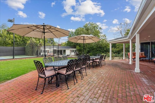 814 Foothill Road, Beverly Hills CA: https://media.crmls.org/mediaz/6403908e-9f0a-400b-8ad2-5ac197536528.jpg