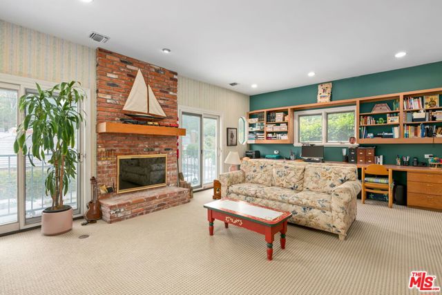17152 Avenida De Santa Ynez, Pacific Palisades CA: https://media.crmls.org/mediaz/6404506a-725d-4f71-ac99-5cf8bd6baa8a.jpg
