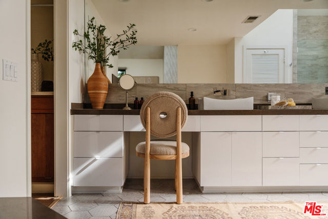 4 Buckboard Lane, Rolling Hills CA: https://media.crmls.org/mediaz/6404c0b8-b986-4879-9c7f-b11a891cfead.jpg