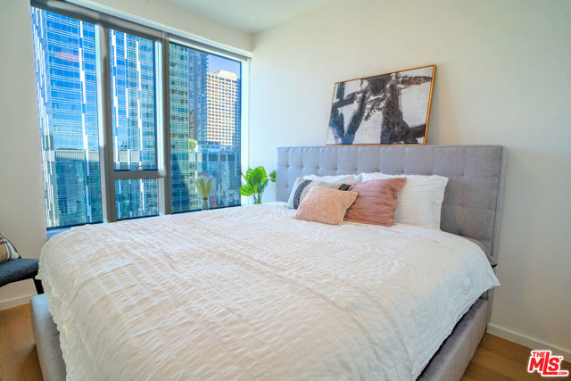 889 Francisco Street, Los Angeles CA: https://media.crmls.org/mediaz/64050bc9-3eb8-48cc-a89b-dac5652f89ec.jpg