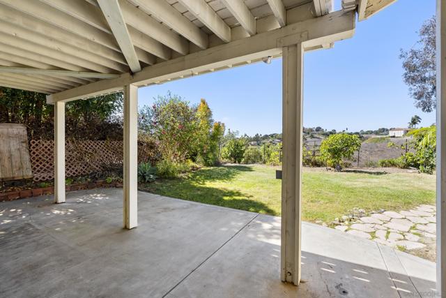 2332 Back Nine St, Oceanside CA: https://media.crmls.org/mediaz/64059e54-ac40-4878-bd38-a25601a42ddd.jpg