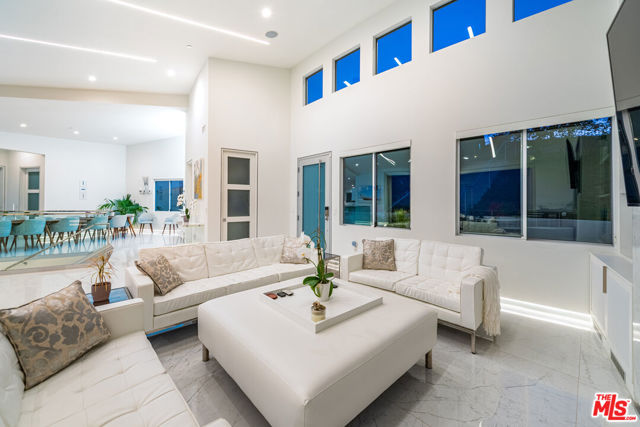 28405 Via Acero Street, Malibu CA: https://media.crmls.org/mediaz/6407b5e9-c3e1-4442-84ec-4c6cfab0eb24.jpg