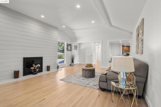 6537 Aitken Dr, Oakland CA: https://media.crmls.org/mediaz/640810bd-7381-41e3-88b0-ec1c00feabd3.jpg