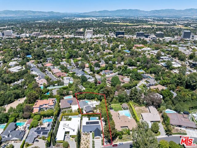 16241 W Meadow Ridge Way, Encino CA: https://media.crmls.org/mediaz/6408db8e-5c0b-42c0-bf76-b176275ba05d.jpg
