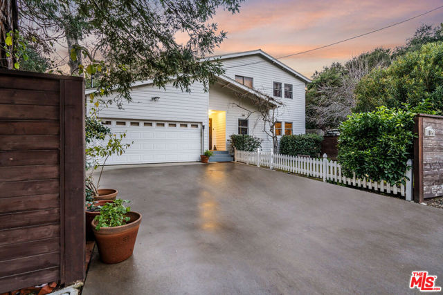 1514 Willow Drive, Topanga CA: https://media.crmls.org/mediaz/640adfa7-95ce-45c6-bb99-04af383ba94a.jpg