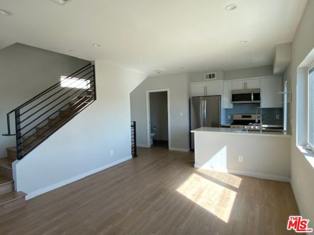 4937 1/2 W 20th Street, Los Angeles CA: https://media.crmls.org/mediaz/640ae493-bcb7-45a8-93f0-766fdef5da21.jpg