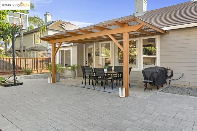 1030 Orchid Dr, Brentwood CA: https://media.crmls.org/mediaz/640b1af4-dfa9-40fa-adb3-3ce6a69a0ed4.jpg