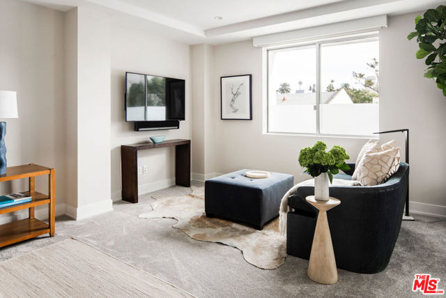 460 N Palm Drive, Beverly Hills CA: https://media.crmls.org/mediaz/640c1e11-75aa-429f-af75-109f5a4ca584.jpg