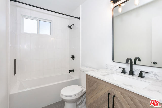 955 N Croft Avenue, Los Angeles CA: https://media.crmls.org/mediaz/640cc380-a85e-44b1-a95c-f69119e16ad8.jpg