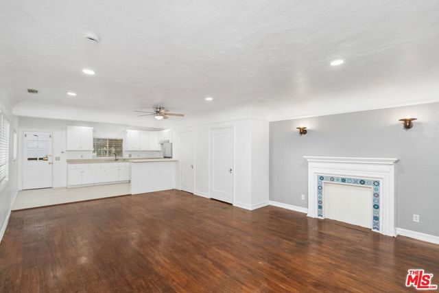 934 N La Jolla Avenue, West Hollywood CA: https://media.crmls.org/mediaz/640d5cee-77da-4569-bc11-2df7fa1f19e7.jpg