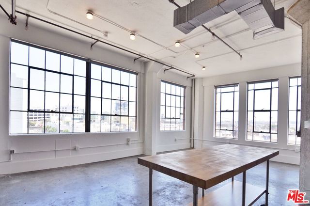 315 E 8th Street, Los Angeles CA: https://media.crmls.org/mediaz/640d68fd-0070-4c0d-b3d2-6a73ec626d42.jpg