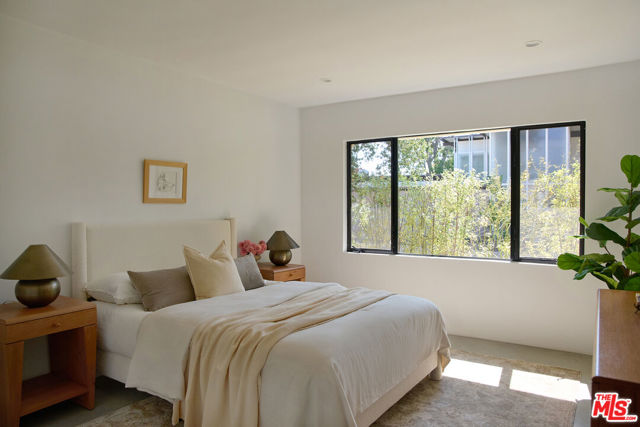886 Teakwood Road, Los Angeles CA: https://media.crmls.org/mediaz/640eedcc-4330-4bad-8642-c836f64252e2.jpg
