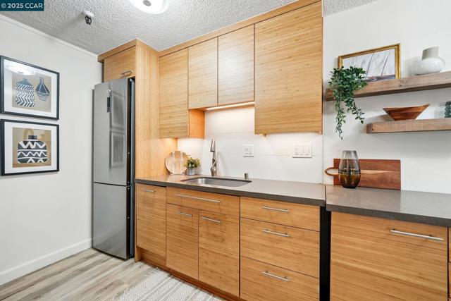 325 Lenox Ave, Oakland CA: https://media.crmls.org/mediaz/640f768c-78c6-49ca-bf5e-916e2919d011.jpg