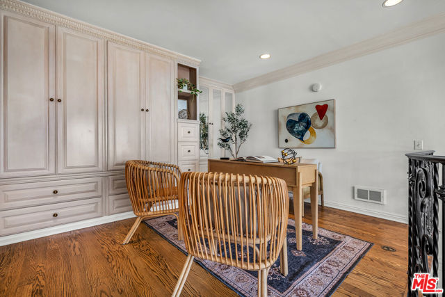 833 Ocean Avenue, Santa Monica CA: https://media.crmls.org/mediaz/6410172a-dc51-4c23-b485-b97ccbb6a5e2.jpg
