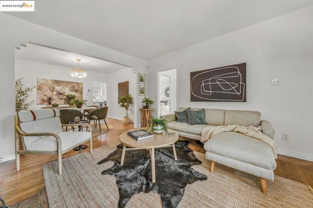 5925 Outlook Ave, Oakland CA: https://media.crmls.org/mediaz/64103801-57aa-47b9-a740-f1123f69a7db.jpg