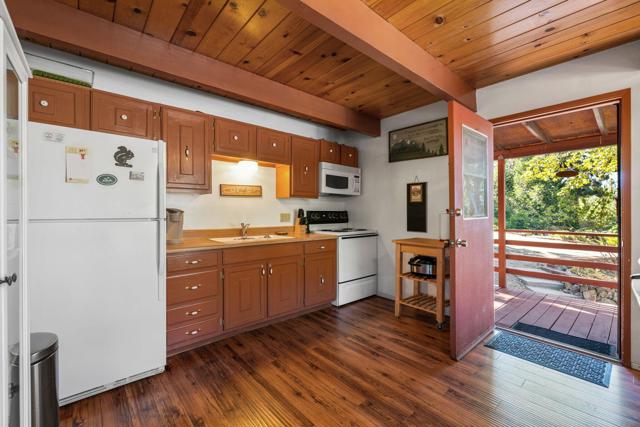 54370 Valley, Idyllwild CA: https://media.crmls.org/mediaz/64105780-e4eb-4c66-80f5-03d0294aca10.jpg