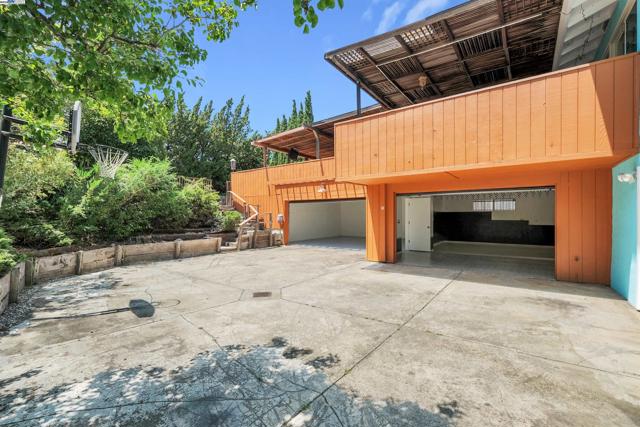 17561 Vineyard Rd, Castro Valley CA: https://media.crmls.org/mediaz/64127136-1848-49d6-825d-a28357b3375c.jpg