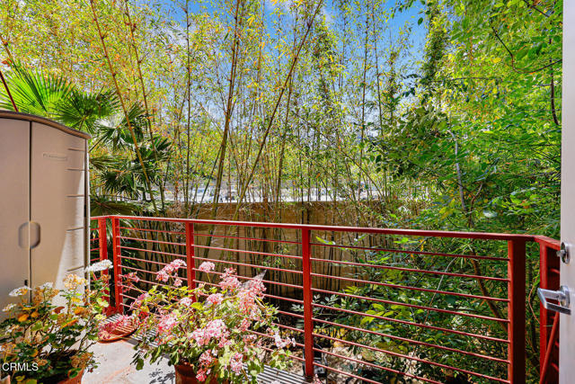 1010 Sycamore Avenue, South Pasadena CA: https://media.crmls.org/mediaz/6412c26a-33c8-4014-868d-a68e5fa51756.jpg